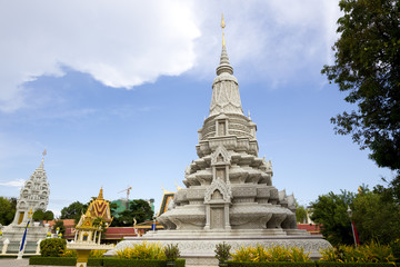 Fototapeta na wymiar Tourism Khmer style roof architecture in Royal Palace, Phnom Penh, Cambodia, Asia.
