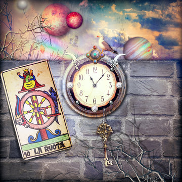Fortuna e destino. Orologio misterioso in un scenario fantastico con chiave e ruota della fortuna dei tarocchi