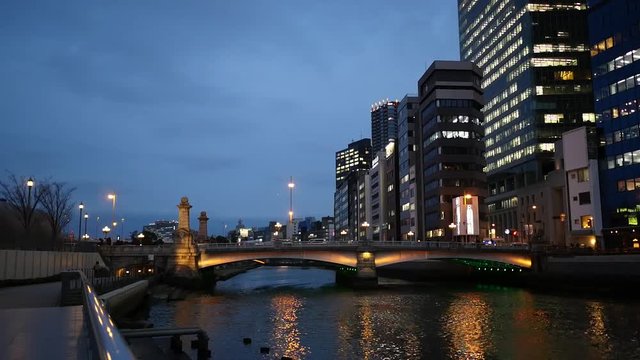 大阪 中之島公園から見る夕暮れの難波橋