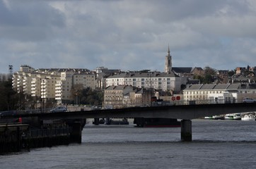 Obraz premium Nantes, pont Anne de Bretagne et Butte Sainte Anne