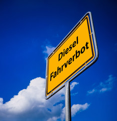 Diesel Fahrverbot, Symbolbild Ortsschild vor blauem Himmel mit Schriftzug , Diesel Fahverbot