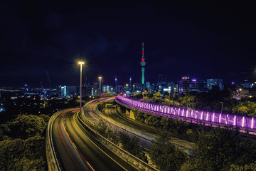 Plakat Auckland highway at night and city skyline with Sky Tower