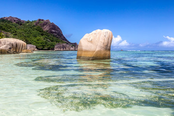 Granitfelsen und türkises Wasser am Traumstrand Anse Source d'Argent auf La Digue, Seychellen.