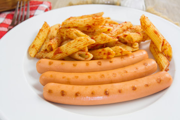 saucisses et pâtes à la tomate