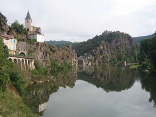 Vue de la riviere du Tarn avec l eglise et le chateau surplombant cette riviere