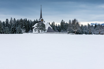 romantische Kirche W&uuml;tzbrunnen im winterlichen Emmental
