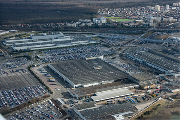vue aérienne de l'usine d'automobiles Peugeot à Poissy à l'ouest de Paris