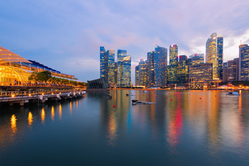 Obraz premium Panoramę Singapuru o zmierzchu.