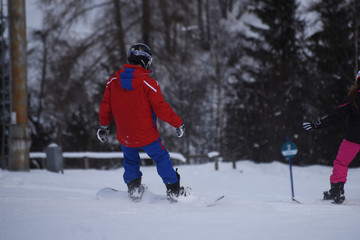 Fototapeta na wymiar snowboard, maestro snowboard, bambini snowboard, sport invernali 
