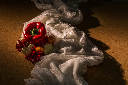 peperone rosso su drappo bianco