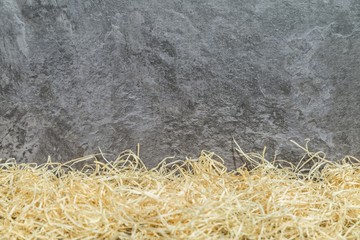 Heu vor grauem Hintergrund
