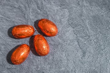 Rote Schokoladen Ostereier vor grauem Hintergrund