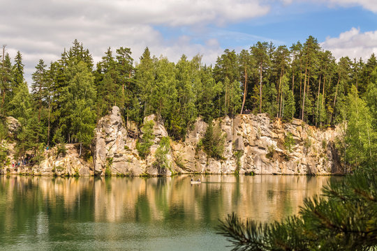 Jezioro i skalny klif porośnięty lasem. Atrakcja turystyczna w Skalnym Mieście w Czechach. 