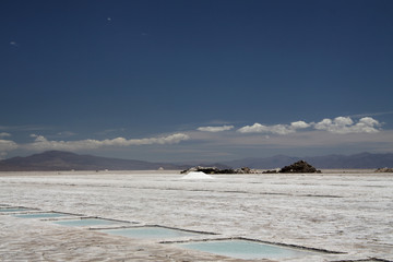 biała powierzchnia salinas grandes w argentynie na tle niebieskiego nieba © KOLA  STUDIO