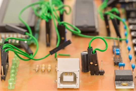 Nahaufnahme einer selbstgemachten Platine mit Mikrocontroller