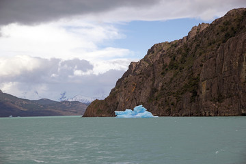 Fototapeta na wymiar Iceberg in the Argentino Lake, Argentina