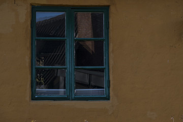 Fototapeta na wymiar Fenster, Sprossen, gelb,blau