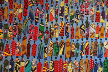 kolorowa afrykańska tkanina z motywem ludzi w barwnych strojach - obrazy, fototapety, plakaty