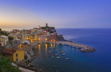 Fototapeta na wymiar sunset scene near the sea coast of Vernazza, Cinque Terre. Italy