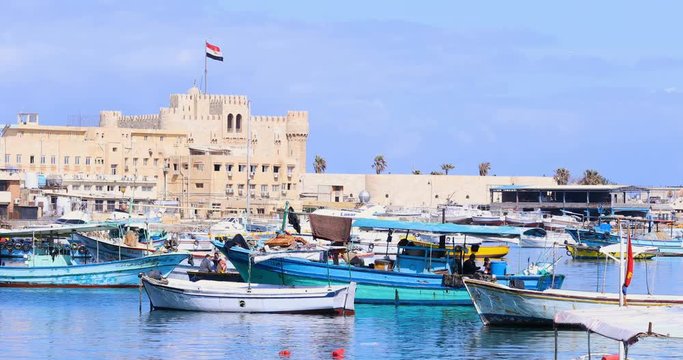 port de p&ecirc;che avec citadelle en Egypte