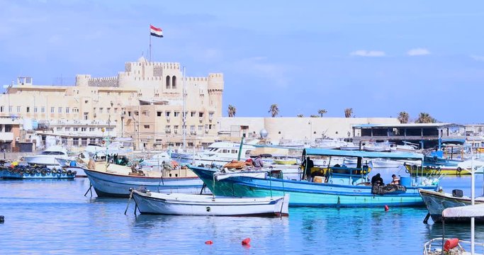 port de p&ecirc;che avec citadelle en Egypte