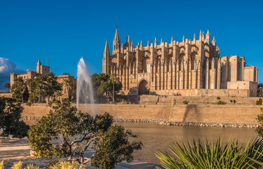 La Seu, gothic cathedral built on a previous mosque, Parc de la Mar (Park of the Sea), Palma de Mallorca (Majorca), Balearic Islands, Spain