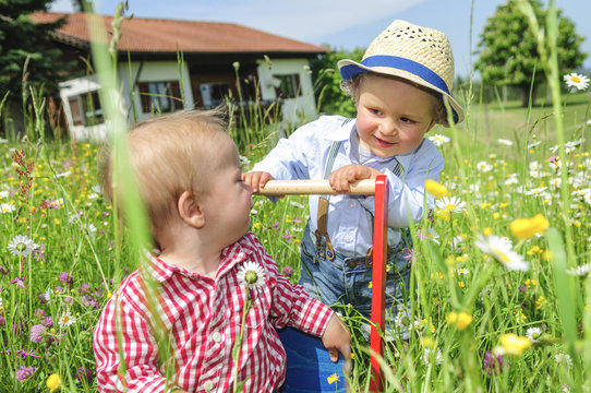 kleine Jungs in fr&uuml;hlingshafter Natur