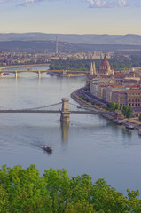 Obraz premium Budapest city view of Chain Bridge and the Parliament building. Hungary