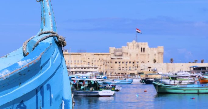 port de p&ecirc;che avec citadelle en Egypte