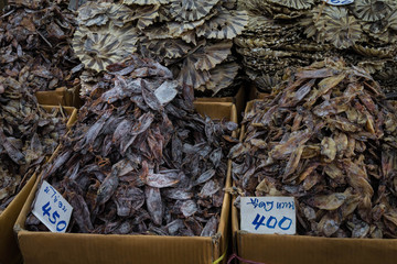 Getrockneter Fisch in der Markthalle von Bangkok Thailand