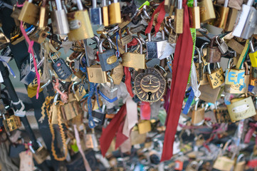 Naklejka premium Love promises in Paris