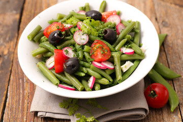 bean salad with tomato and olive