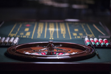 ein rouletttisch mit grün