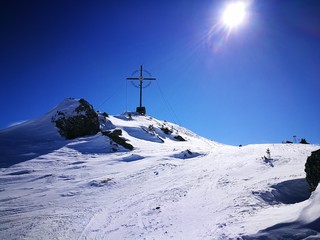 Gipfelkreuz Largoz im Gegenlicht