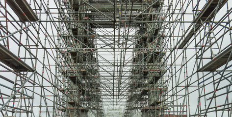Gerüstbau großes Baugerüst zur Renovierung einer Brücke