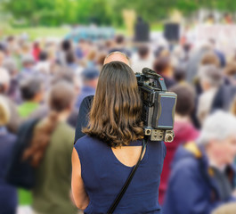 Journalistin beim Interview mit einem Mann auf einer Veranstaltung - Reporter interviewing a man at...