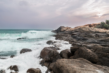 Fototapeta na wymiar Abendstimmung mit Felsen und Wellen am Strand von Sri Lanka