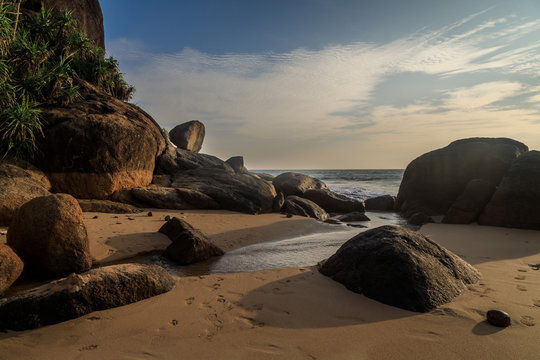 Abendstimmung mit Felsen und Wellen am Strand von Sri Lanka
