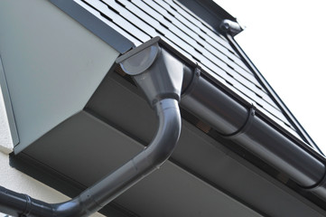 Dachrinne aus beschichtetem Metall . Dach mit beschichteten Aluminiumschindeln gedeckt © Hermann