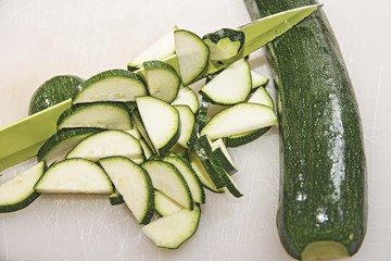 geschnittene Zucchini zum kochen