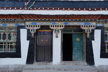 Fototapeta na wymiar ancient doors in tibet