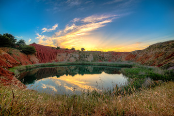 Cava di bauxite al tramonto