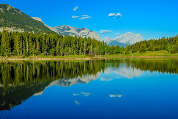 Naklejka na ściany i meble Middle Lake, Bow Valley Provincial Park Alberta, Canada