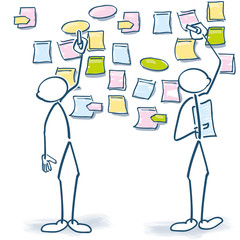 Strichmännchen füllen Zettelchen an der Wand aus 