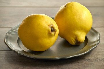 Pigwa na metalowym talerzu