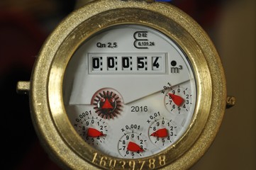 Amtliche Wasseruhr in einer Wohnhaus-Versorgungsleitung