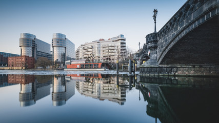 Fototapeta premium Berliner Spreebogen in Moabit Tiergarten