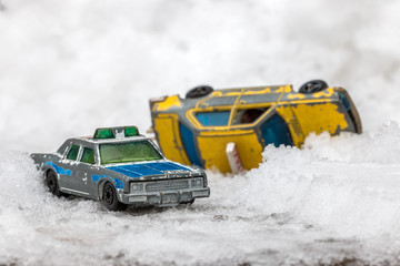 Autounfall mit Modellautos im Winter mit Schnee