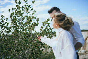 Obraz premium bride and groom walking outdoors at the wedding