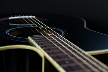 Fototapeta premium Chitarra acustica su fondo nero
